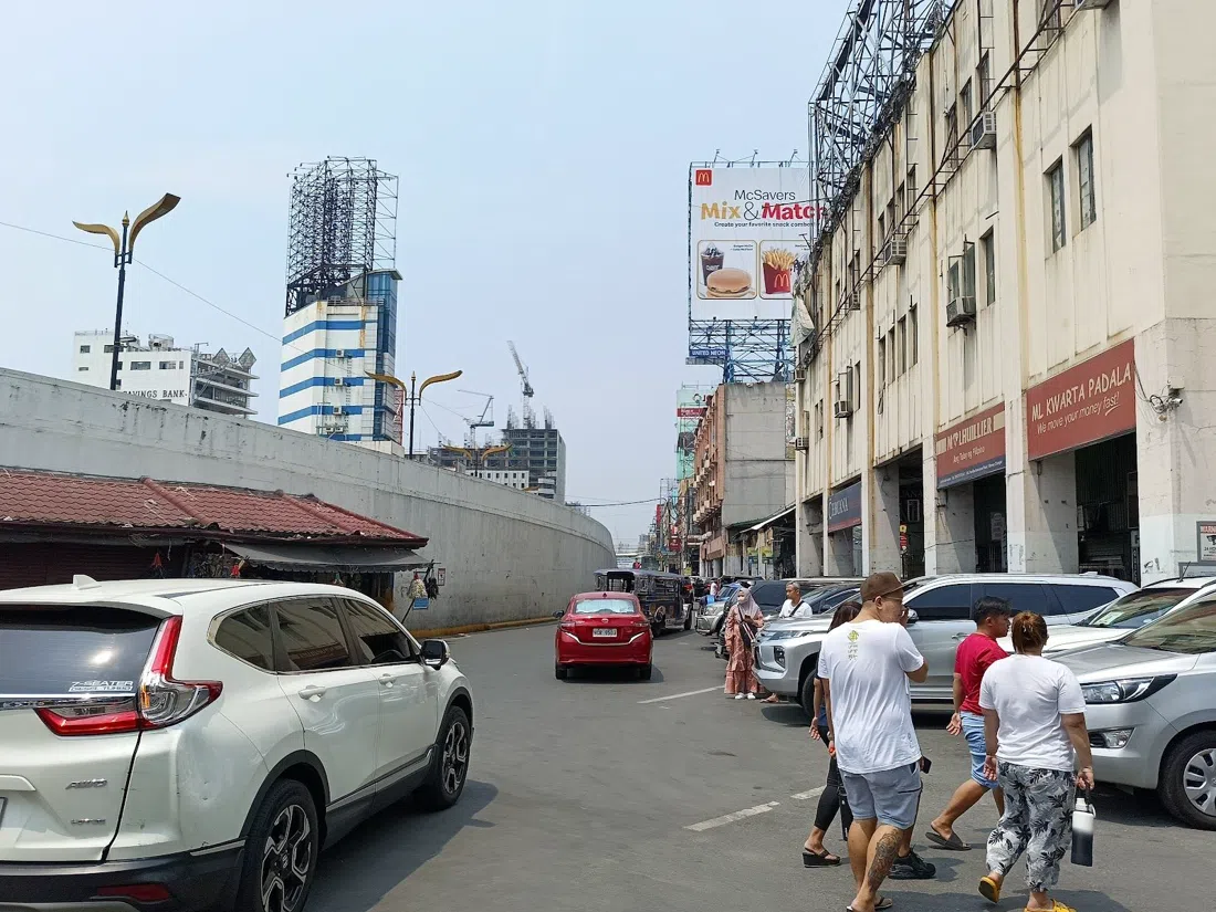 Ilalim ng Tulay (Under Quezon-broen), Manila