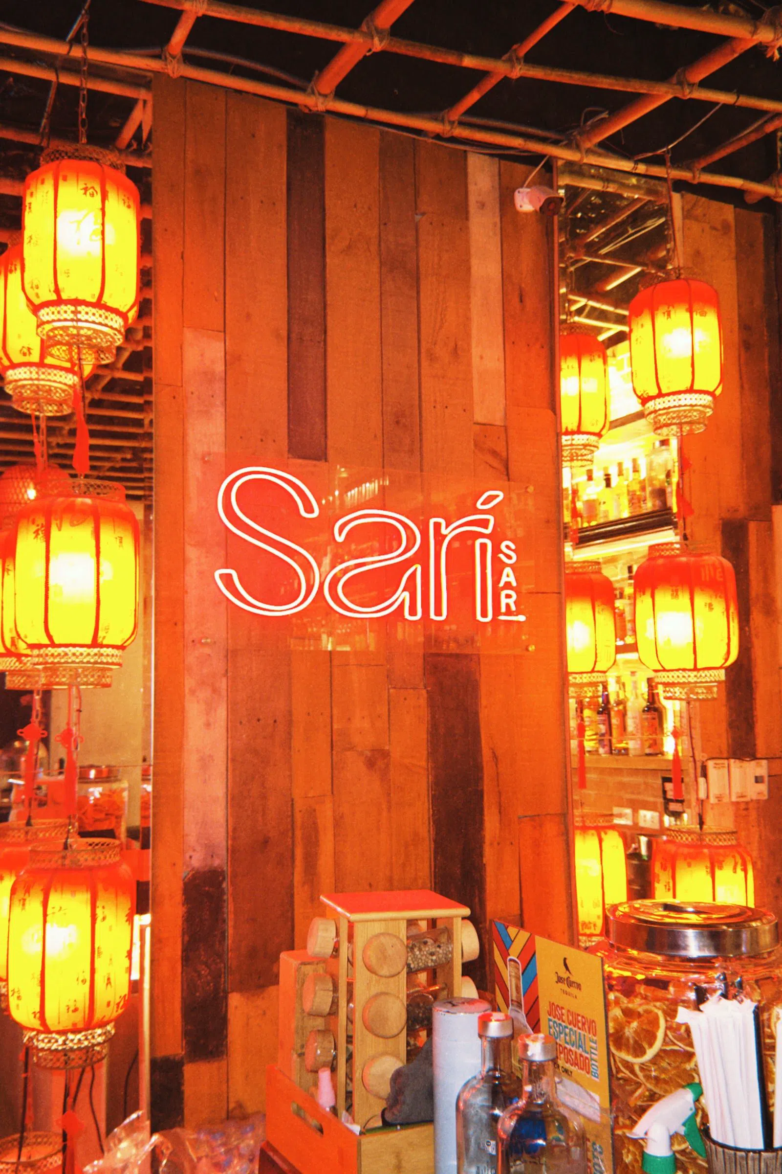 Sari Sari (bar clandestino), Makati, Manila